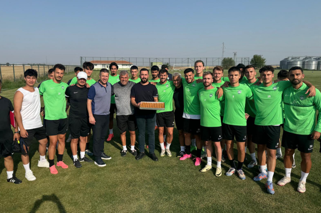 Şehrimizin genç ve başarılı iş insanlarından Göktuğ Gönen, takımımızın hafta sonu oynayacağı 1461 Trabzon FK maçı öncesinde, futbolcularımıza ve teknik ekibimize moral ziyaretinde bulundu. Gönen, antrenmanı yerinde izleyerek futbolcularımız ve teknik ekip ile bir araya geldi. Takımımıza başarı dileklerinde bulunan Gönen, kulüp başkanımız Volkan Can’a da desteğini iletti ve tüm ekibe tatlı ikramında bulundu. Bu anlamlı ziyaretiyle dikkat çeken Göktuğ Gönen, şehrimizin genç iş insanları arasında yer alıyor ve çeşitli sektörlerdeki başarılı girişimleriyle tanınıyor. Spora ve sporculara olan ilgisiyle bilinen Gönen, hem iş dünyasında hem de sosyal sorumluluk projelerinde aktif rol oynuyor. Takımımıza moral ve motivasyon kaynağı olan bu tür ziyaretler, özellikle maç öncesinde büyük önem taşıyor. Göktuğ Gönen’in destekleriyle takımımızın sahaya daha güçlü çıkması bekleniyor.