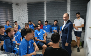 Kırklareli Belediye Başkanı Derya Bulut, geçtiğimiz hafta Karaköprü Belediyespor ile oynadıkları karşılaşmadan 2-1’lik galibiyetle ayrılan Kırklarelispor’u ziyaret etti. Sporcu Evi’nde gerçekleştirilen ziyarette, Başkan Bulut, futbolcuları ve teknik ekibi tebrik ederek başarı dileklerini iletti. Karaköprü Belediyespor Zaferi ve Tebrikler Kırklarelispor’un sahada gösterdiği üstün performans, taraftarlarını sevince boğdu. Belediye Başkanı Derya Bulut da takımın bu başarısını yerinde kutlamak için Sporcu Evi’ne bir ziyaret gerçekleştirdi. Başkan Bulut, "Kırklarelispor bizim canımız. Bu galibiyet bizleri çok mutlu etti. Hepinizi tebrik ediyorum ve başarılarınızın devamını diliyorum," dedi. 1461 Trabzon FK Maçı Öncesi Başarı Dilekleri Kırklarelispor’un önümüzdeki Pazar günü oynayacağı 1461 Trabzon FK maçı için de tüm futbolculara başarılar dileyen Başkan Bulut, takımın her zaman yanında olduklarını belirtti. Ziyaret sırasında futbolcularla sohbet eden Bulut, takımın motivasyonunu yüksek tutmaları gerektiğini vurguladı. Kırklarelispor, bu hafta sonu Trabzon ekibi karşısında sahaya çıkacak ve zorlu mücadelede galibiyet arayacak. Taraftarlar, takımlarını desteklemek için heyecanla maçı bekliyor.