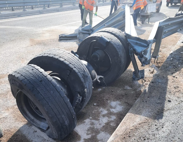 Kırklareli-edirne yolunda tır kazası: sürücü sıkıştığı yerden kurtarıldı 4 kirklareli1