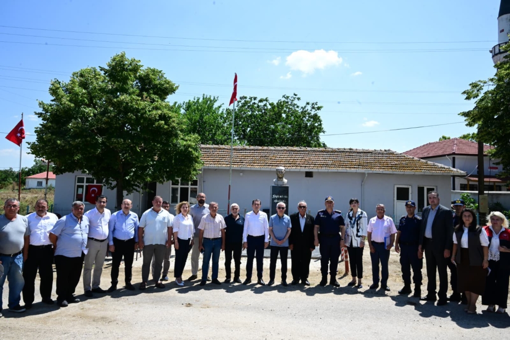 Vali Uğur Turan Lüleburgaz Seyitler Köyü ziyaretinde üreticilerle bir arada