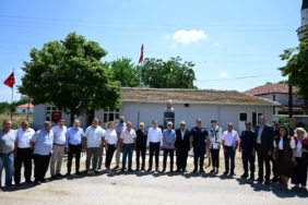 Vali Uğur Turan Lüleburgaz Seyitler Köyü ziyaretinde üreticilerle bir arada