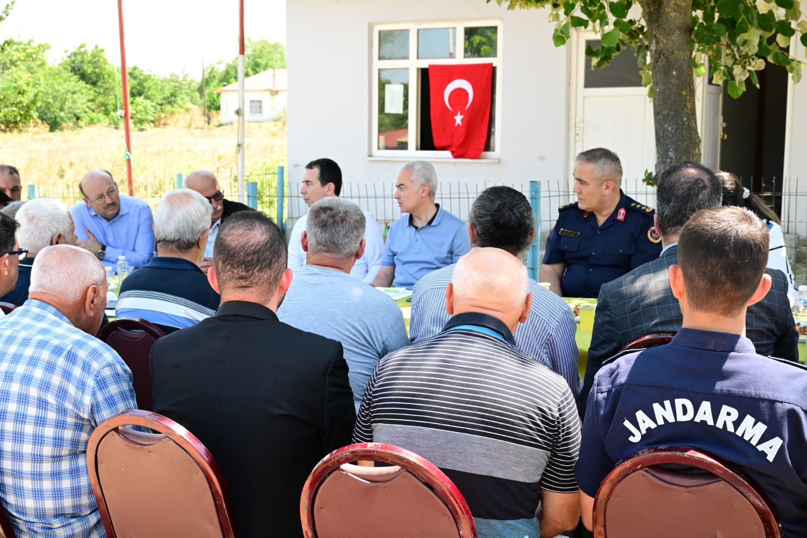 Vali Uğur Turan Seyitler Köyü'nde köy halkıyla görüşürken